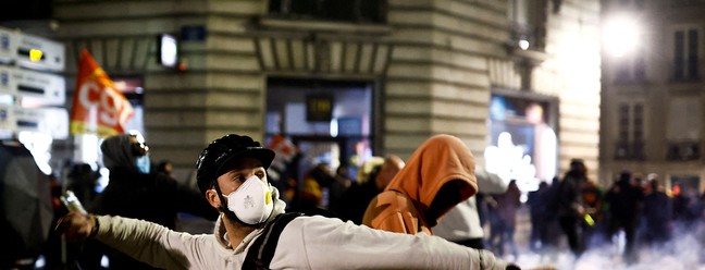 Um manifestante joga um projétil em meio a confrontos durante um protesto contra a reforma da previdência na França, em 16 de março de 2023 — Foto: REUTERS/Stephane Mahe 