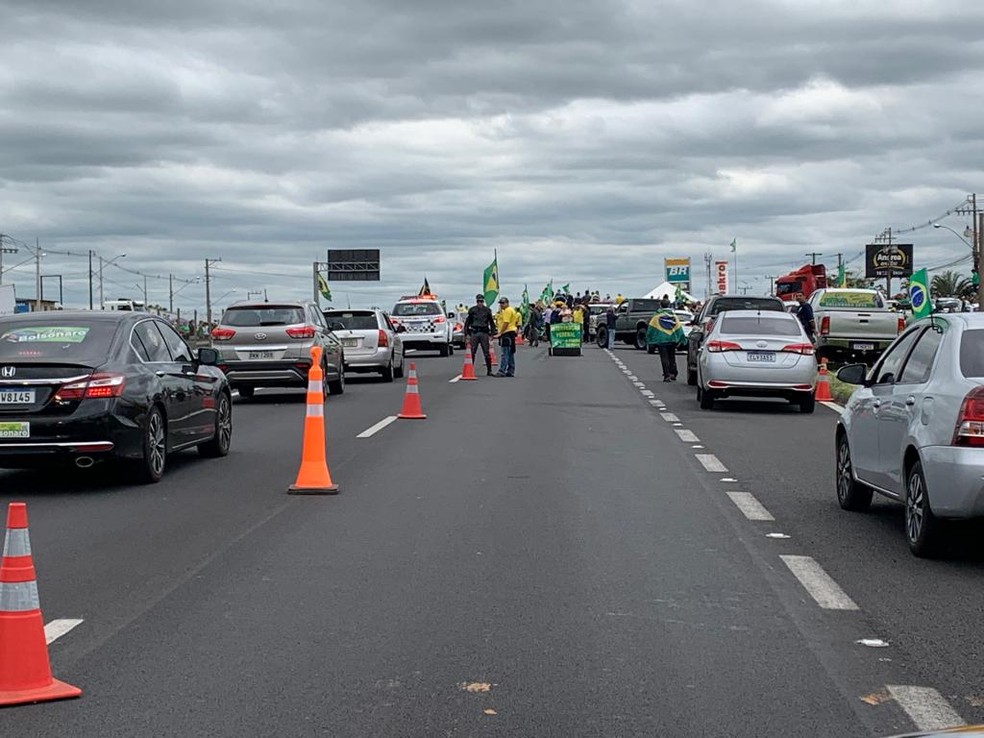 Grupo bloqueia rodovia Raposo Tavares (SP-270), em Presidente Prudente (SP), na quarta-feira (2) — Foto: David de Tarso/TV Fronteira