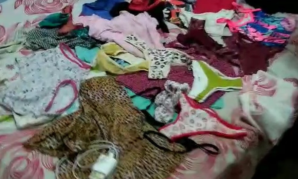 Roupas infantil foram encontradas na casa do homem preso, no Sertão da Paraíba — Foto: Divulgação/Polícia Civil