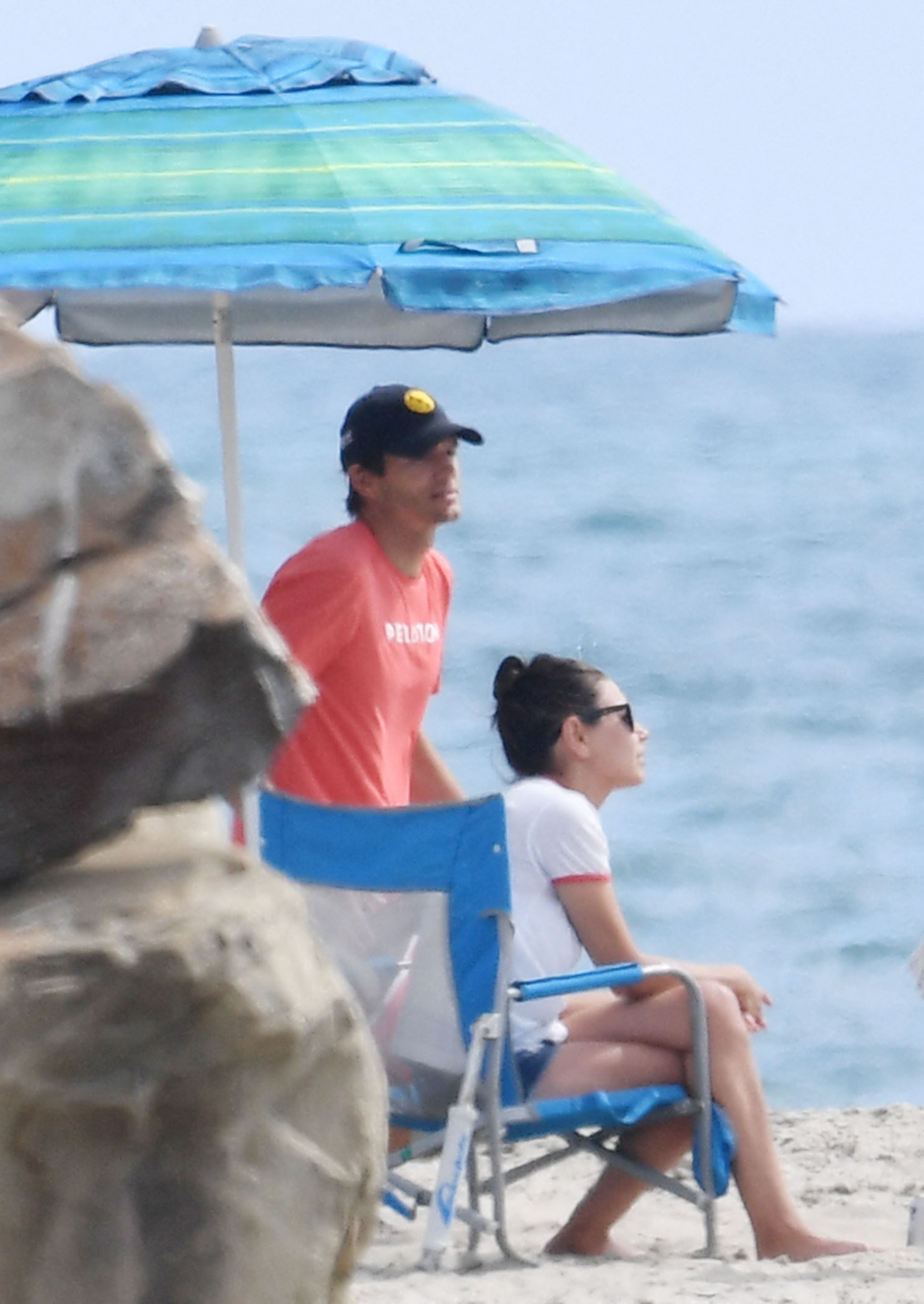 Ashton Kutcher e Mila Kunis em praia (Foto: The Grosby Group)