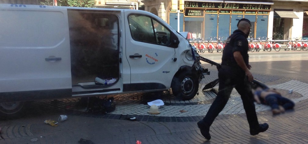 Imagem de rede social mostra van que seria a usada no atropelamento de várias pessoas em La Rambla, em Barcelona (Foto: Reprodução/Twitter/Ricardbellis)