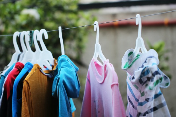 Dicas para aproveitar os dias quentes e lavar edredons, casacos e muito mais (Foto: Unsplash)