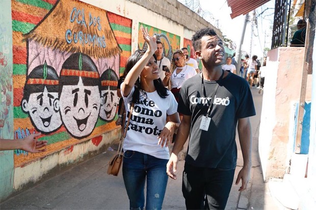 Gleici e Rene Silva no Complexo do Alemão (Foto: Reprodução/Instagram)