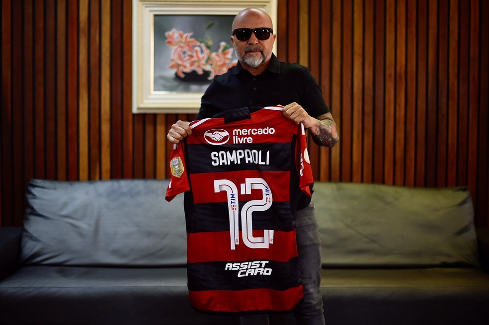 Sampaoli com a camisa do Flamengo após chegada ao Rio de Janeiro — Foto: Marcelo Cortes/CRF
