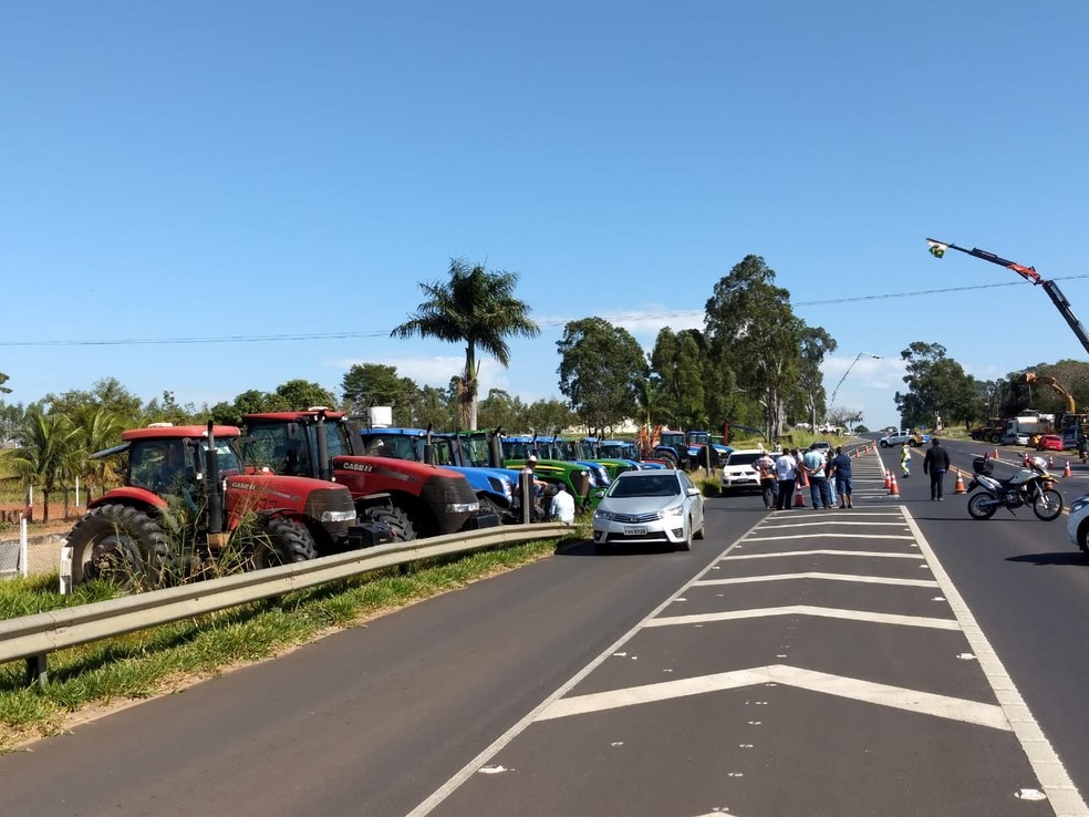 Caminhoneiros e agricultores se concentram às margens da rodovia Comandante João Ribeiro de Barros em Tupã (SP) (Foto: Breno Monteiro)