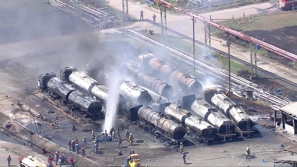 Por volta das 15h, fogo nos caminhões-tanque estava praticamente extinto — Foto: Reprodução/TV Globo