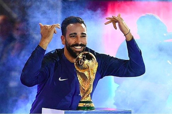 O jogador de futebol Adil Rami com a taça da Copa do Mundo vencida pela França em 2018 (Foto: Instagram)