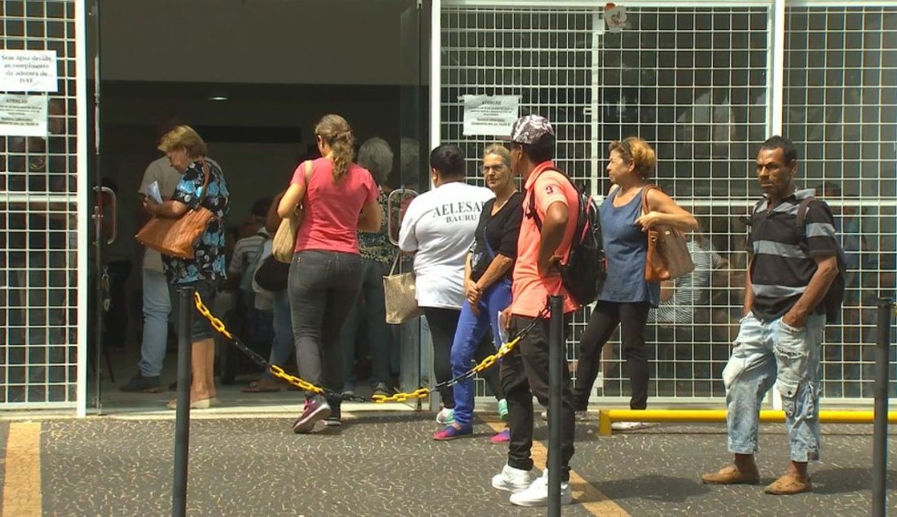 Muitas pessoas aguardaram até do lado de fora da unidade que fica no centro de Bauru (Foto: TV TEM / Reprodução )