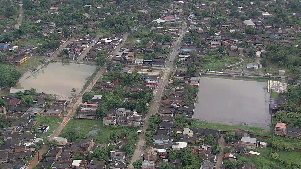 Campos de futebol alagados em Magé depois da chuva — Foto: Reprodução/TV Globo