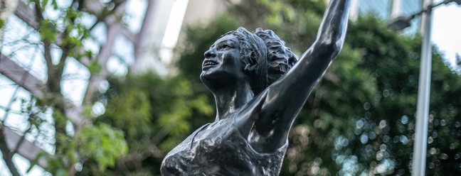 Estátua da vereadora Marielle Franco, assassinada em março de 2018, é inaugurada no centro do Rio — Foto: Brenno Carvalho