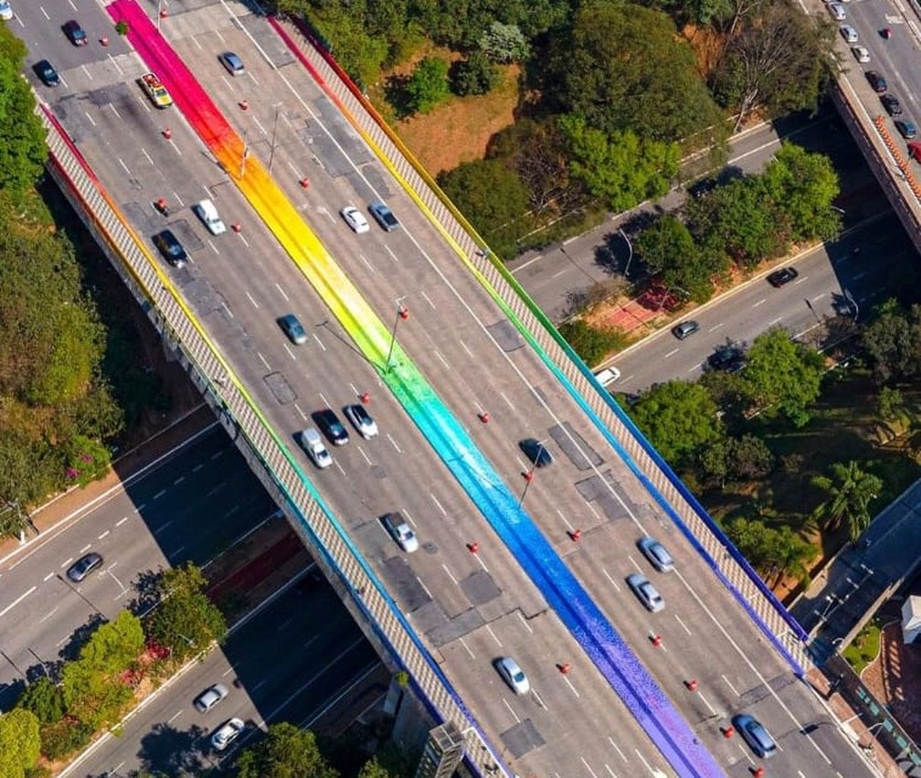 Viaduto Sumaré, na Zona Oeste de São Paulo, recebe intervenção com pintura das cores do arco-íris. — Foto: Daniel Frias/Reprodução Instagram
