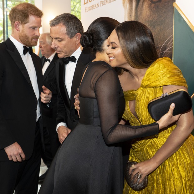 LONDON, ENGLAND - JULY 14: Prince Harry, Duke of Sussex (L) chats with Disney CEO Robert Iger as Meghan, Duchess of Sussex (2nd R) embraces Beyonce Knowles-Carter (R) as they attend the European Premiere of Disney's "The Lion King" at Odeon Luxe Leicester (Foto: Getty Images)