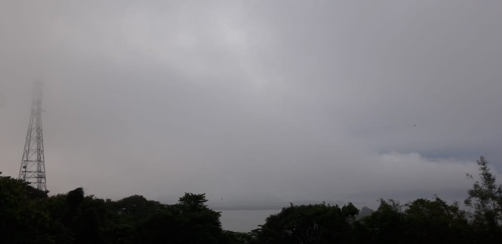 No Morro da Cruz, em Florianópolis, houve registro de nuvens baixas — Foto: Odemar Andrade/ NSC TV 