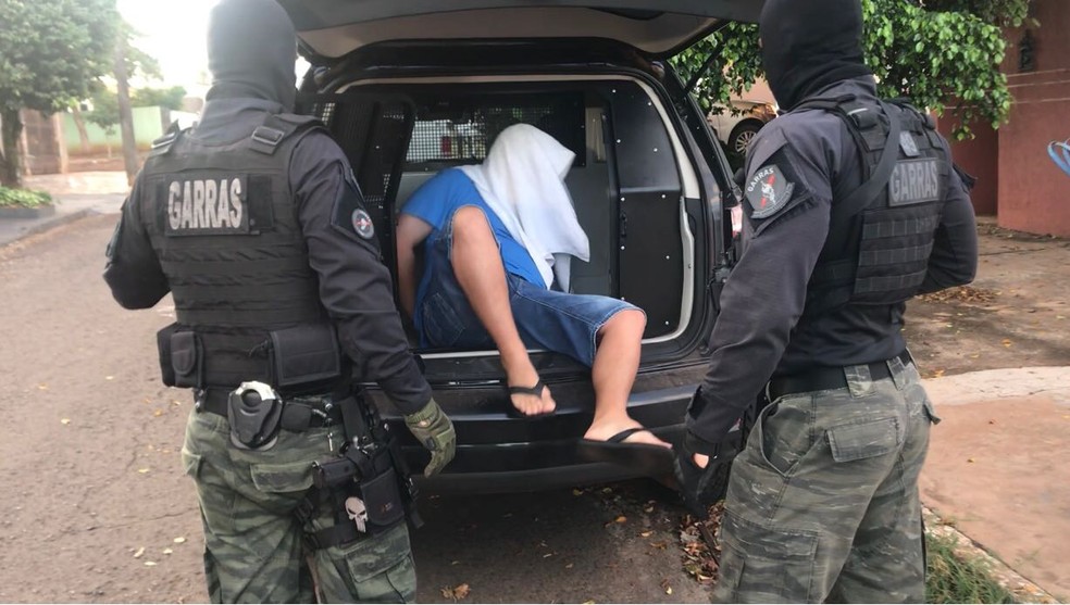 Homem preso em Campo Grande (MS) durante operação de combate à pornografia infantil (Foto: Allysson Maruyama/TV Morena)