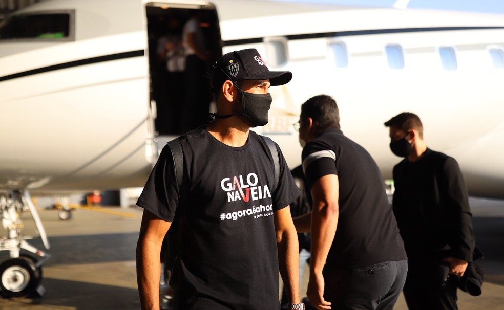 Diego Costa desembarcou na capital mineira em voo fretado — Foto: Divulgação/CAM