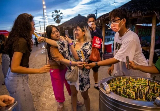 Um festival celebrou a nova lei distribuindo picolés com maconha (Foto: GETTY IMAGES (via BBC))