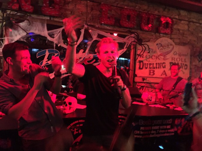 Nico Rosberg roubou a cena na festa do título de Lewis Hamilton, em um bar em Austin (Foto: Reprodução)