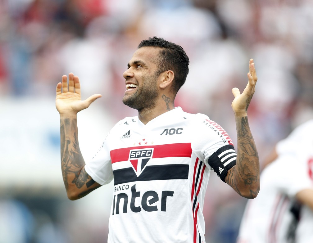 Daniel Alves em partida com a camisa do São Paulo — Foto: Fernando Roberto Teixeira