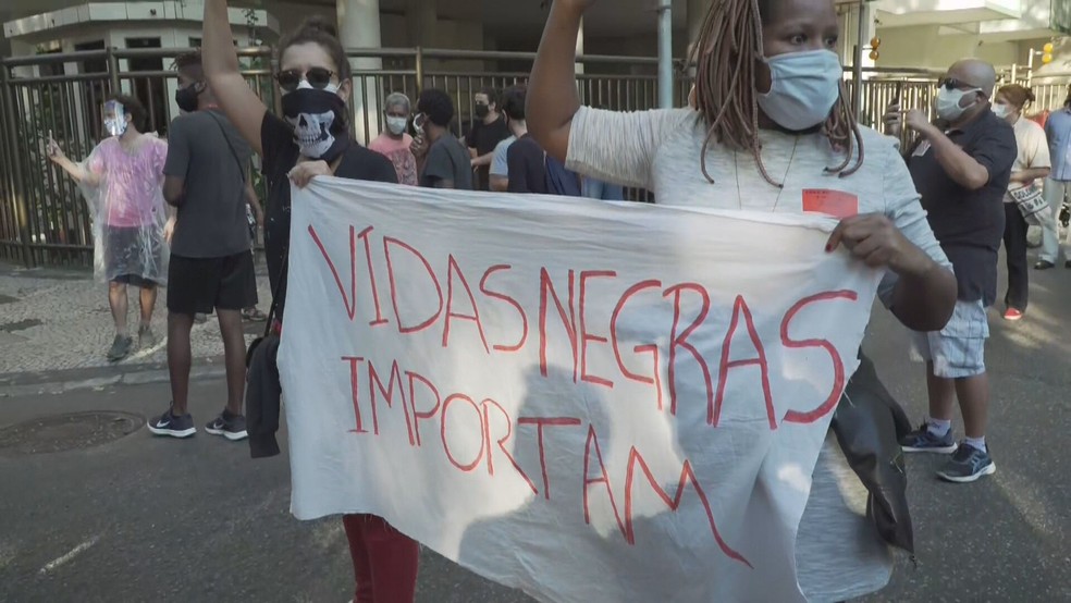 Manifestantes carregam faixa 'Vidas negras importam' em protesto — Foto: Reprodução/GloboNews