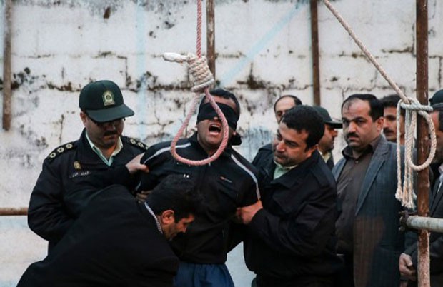 Agência de notícias do Irã acompanhou a execução de um jovem condenado por esfaquear um adolescente há sete anos (Foto: Arash Khamooshi/Isna)