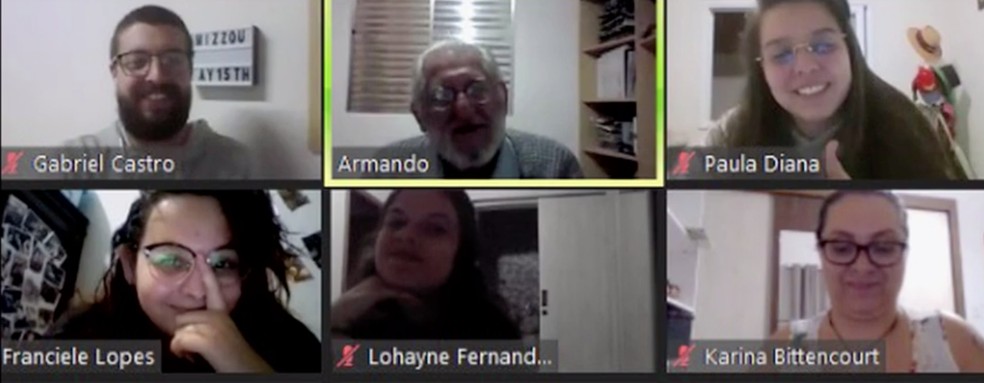 Colegas de sala ajudam universitário de 77 anos a acompanhar aulas à distância em Taubaté — Foto: Reprodução/ TV Vanguarda 