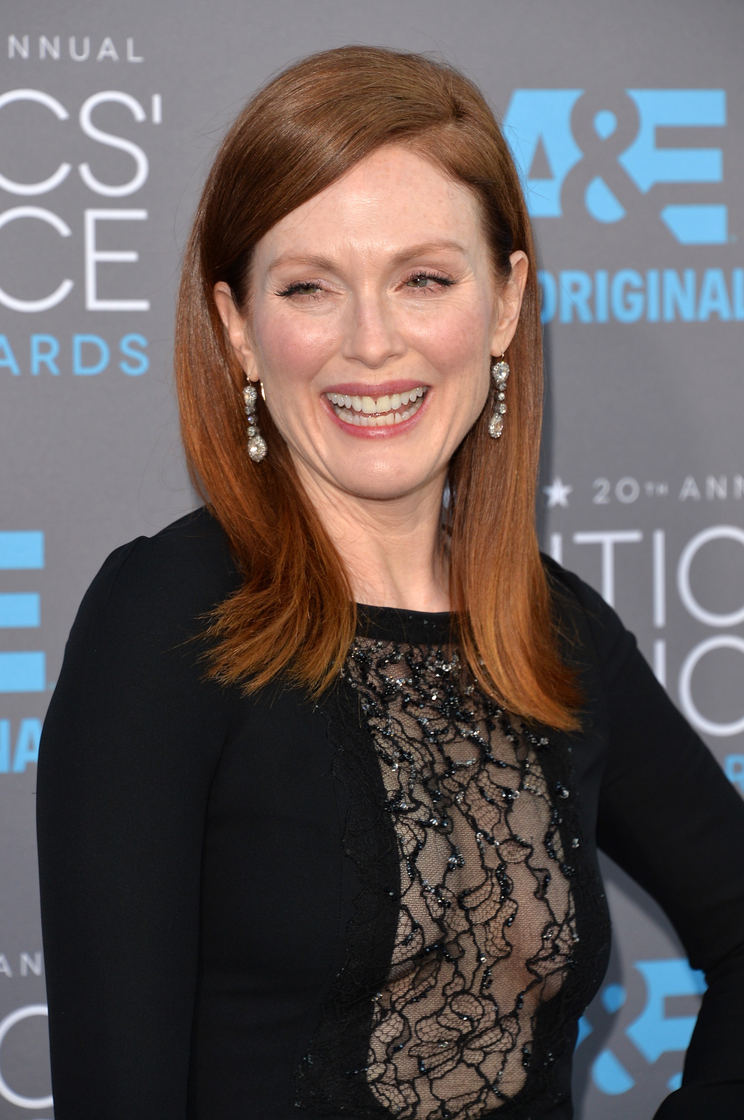 Julianne Moore ousa no decote para o Critics' Choice Movie Awards