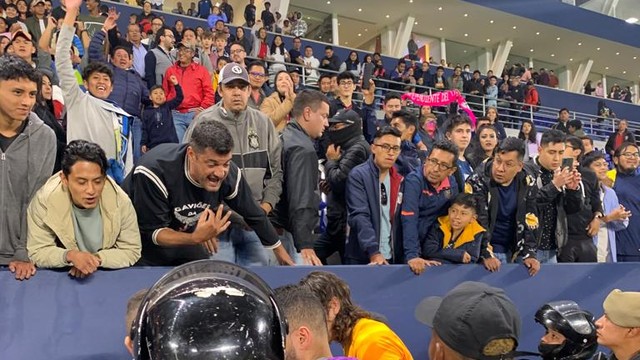 Torcedores do Corinthians conversam com Cássio após eliminação