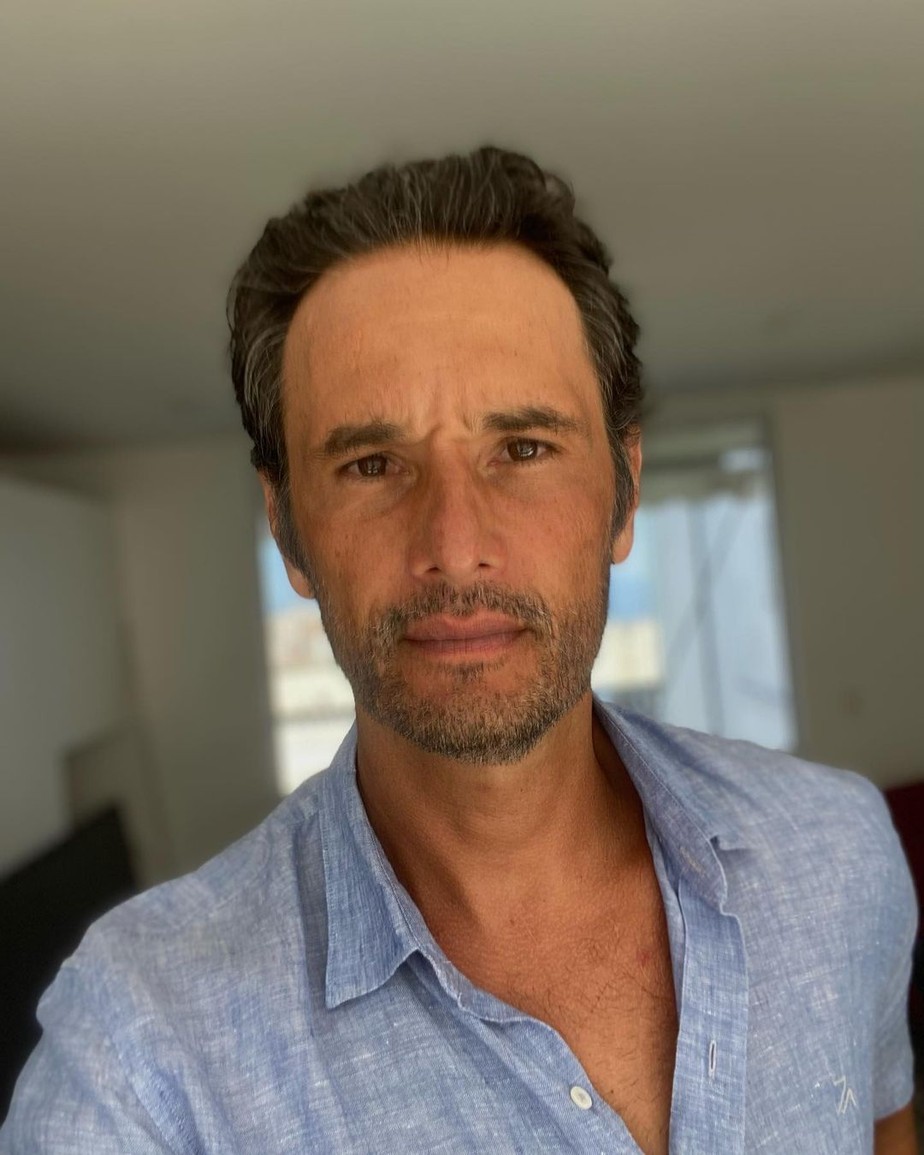 Rodrigo Santoro posta selfie e arranca elogios de seguidores