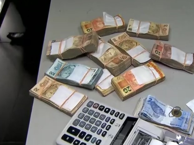 Dinheiro encontrado na sede da Gaviões da Fiel, em São Paulo (Foto: Reprodução/TV Globo)