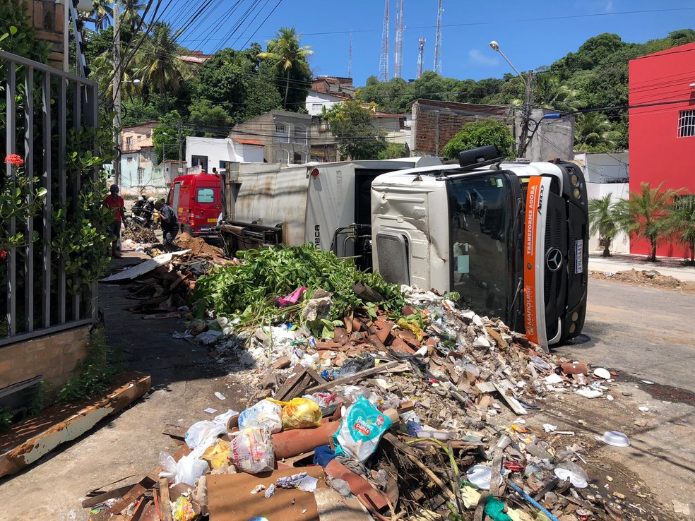 whatsapp-image-2022-04-25-at-11.22.32 Caminhão de coleta de lixo tomba e garis ficam feridos na Zona Leste de Natal Leste de Natal