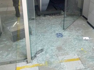 Criminosos quebraram os vidros da entrada do estabelecimento em Lagoa dos Gatos (Foto: Divulgação/Polícia Militar)