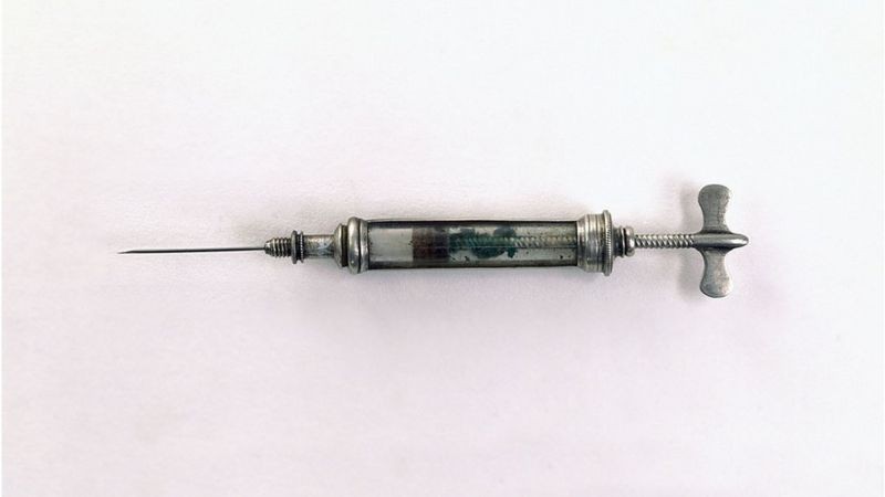 BBC A seringa de Pravaz era feita de vidro e prata — e tinha um parafuso no lugar do êmbolo (Foto: Getty Images via BBC Brasil)