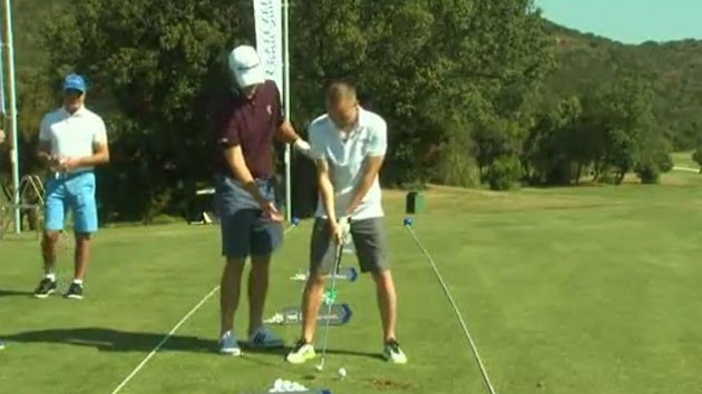 Andrés Iniesta tenta aprender golfe (Foto: reprodução)