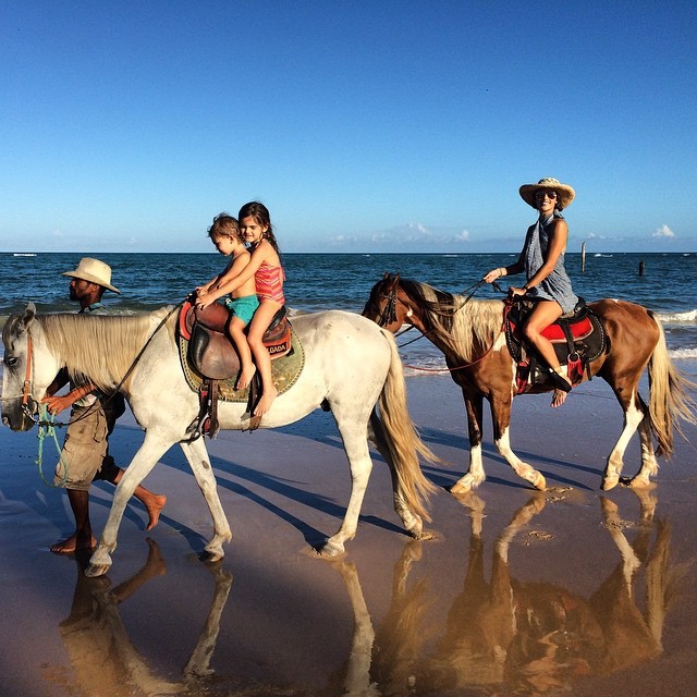 A modelo Alessandra Ambrosio curte as férias com os filhos em Trancoso (Foto: Reprodução - Instagram)