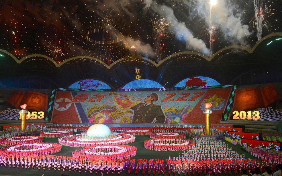 Norte-coreanos lotam estádio em Pyongyang para comemorar 60 anos do fim da Guerra da Coreia — Foto: Kyodo/Reuters