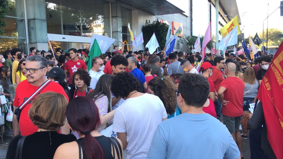 Manifestantes concentrados para ato na avenida Salgado Filho, em Natal. &mdash; Foto: Geraldo Jer&ocirc;nimo/Inter TV Cabugi