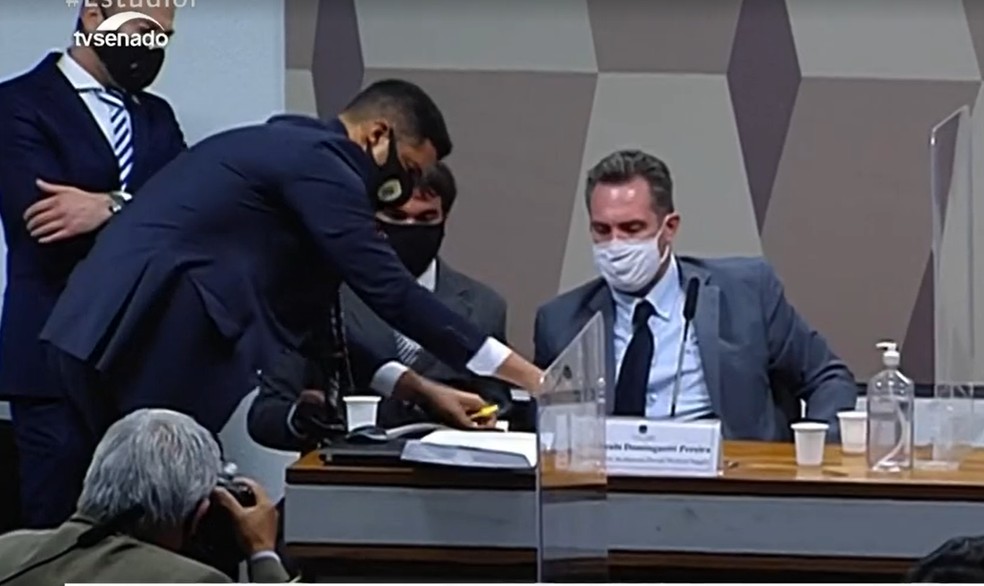 Agentes da Polícia Legislativa do Senado recolhem celular de Luiz Paulo Dominguetti durante depoimento à CPI — Foto: TV Senado/Reprodução