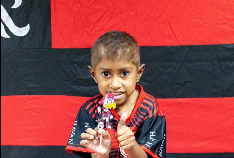 Julianinho recebeu mensagens de apoio de &iacute;dolos do Flamengo  &mdash; Foto: FCV/Divulga&ccedil;&atilde;o