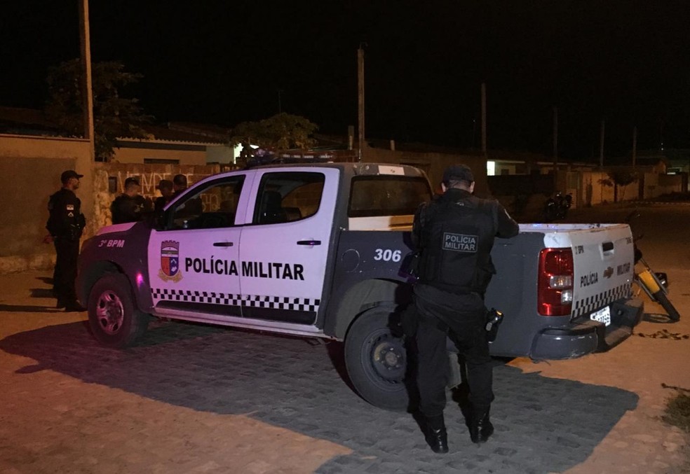 Polícia Militar isolou local onde mototaxista foi assassinado na noite desta segunda-feira (4) em Parnamirim, na Grande Natal — Foto: Heloísa Guimarães/Inter TV Cabugi