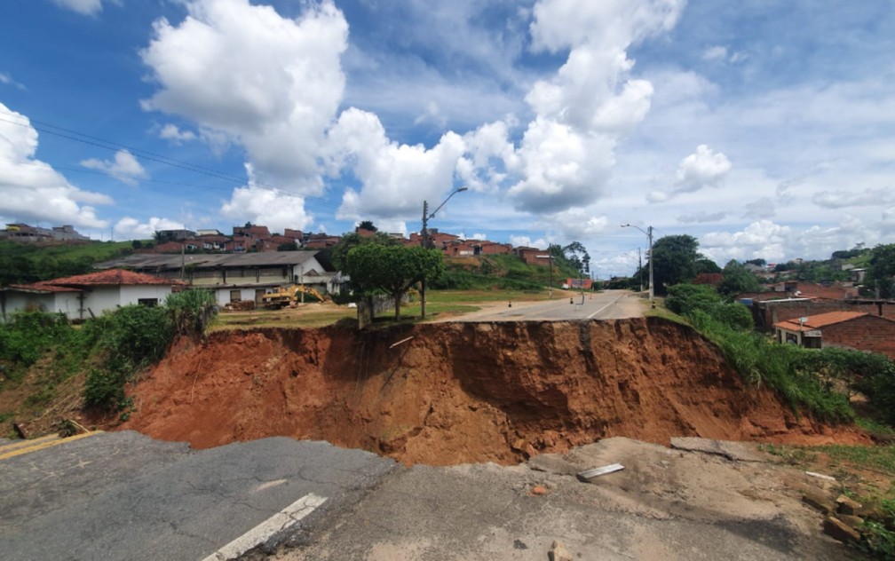 Pista destru&iacute;da na BR-330, em Ubat&atilde;o, na Bahia &mdash; Foto: Camila Marinho/TV Bahia
