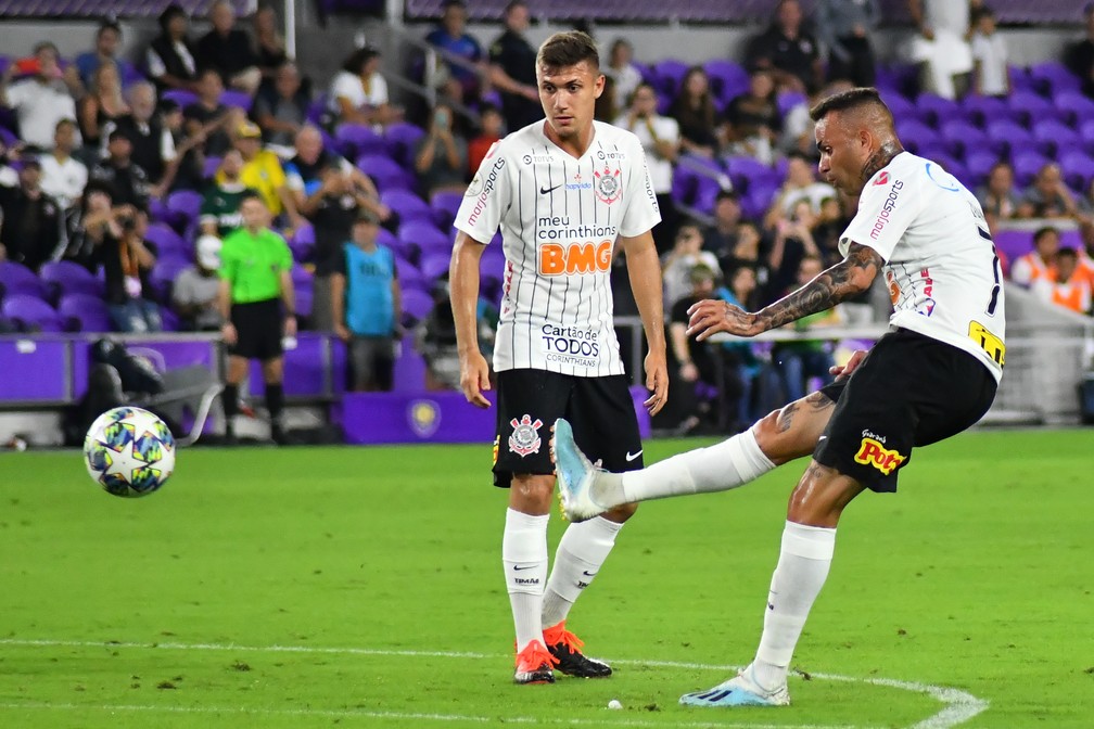 Luan cobra falta para fazer seu primeiro gol pelo Corinthians — Foto: GLEDSTON TAVARES/FRAMEPHOTO/ESTADÃO CONTEÚDO