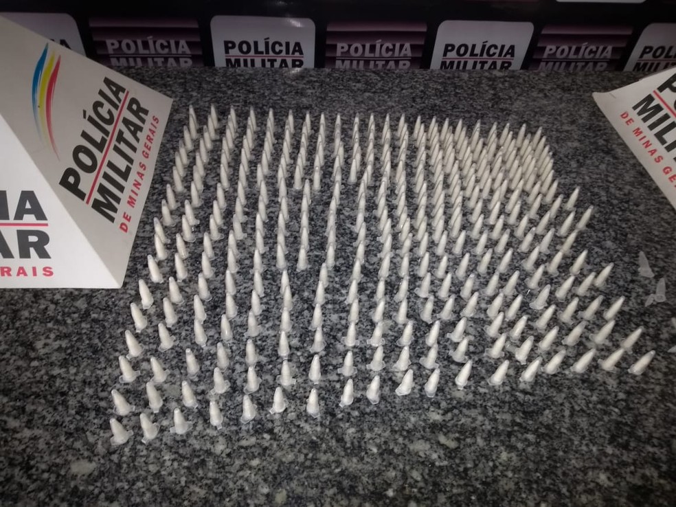 Jovem é preso com 337 pinos de cocaína em Mutum — Foto: Divulgação/Polícia Militar
