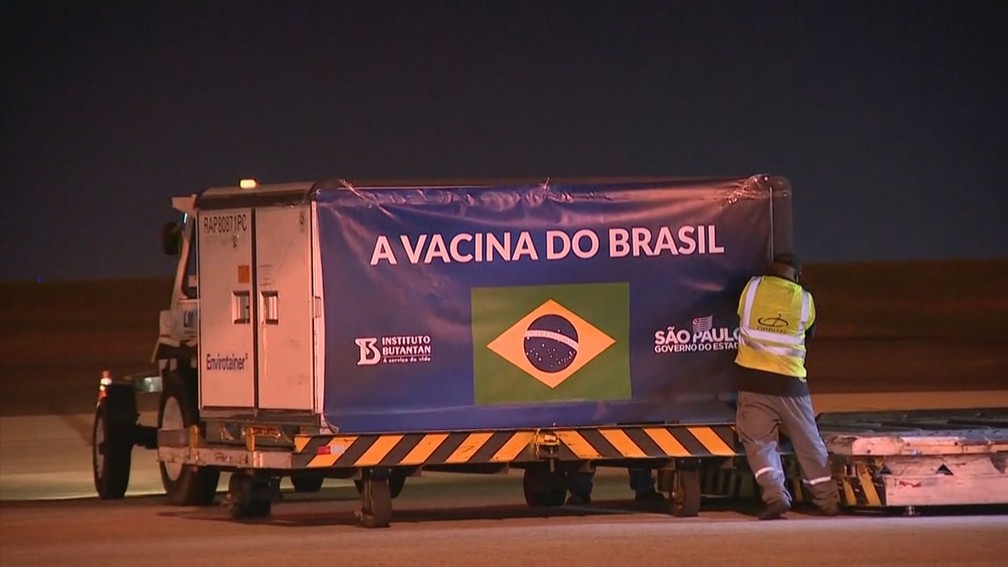 Remessa com 5,4 mil litros de insumos chegou ao Brasil na noite desta quarta (4) — Foto: Tony Mendes/EPTV