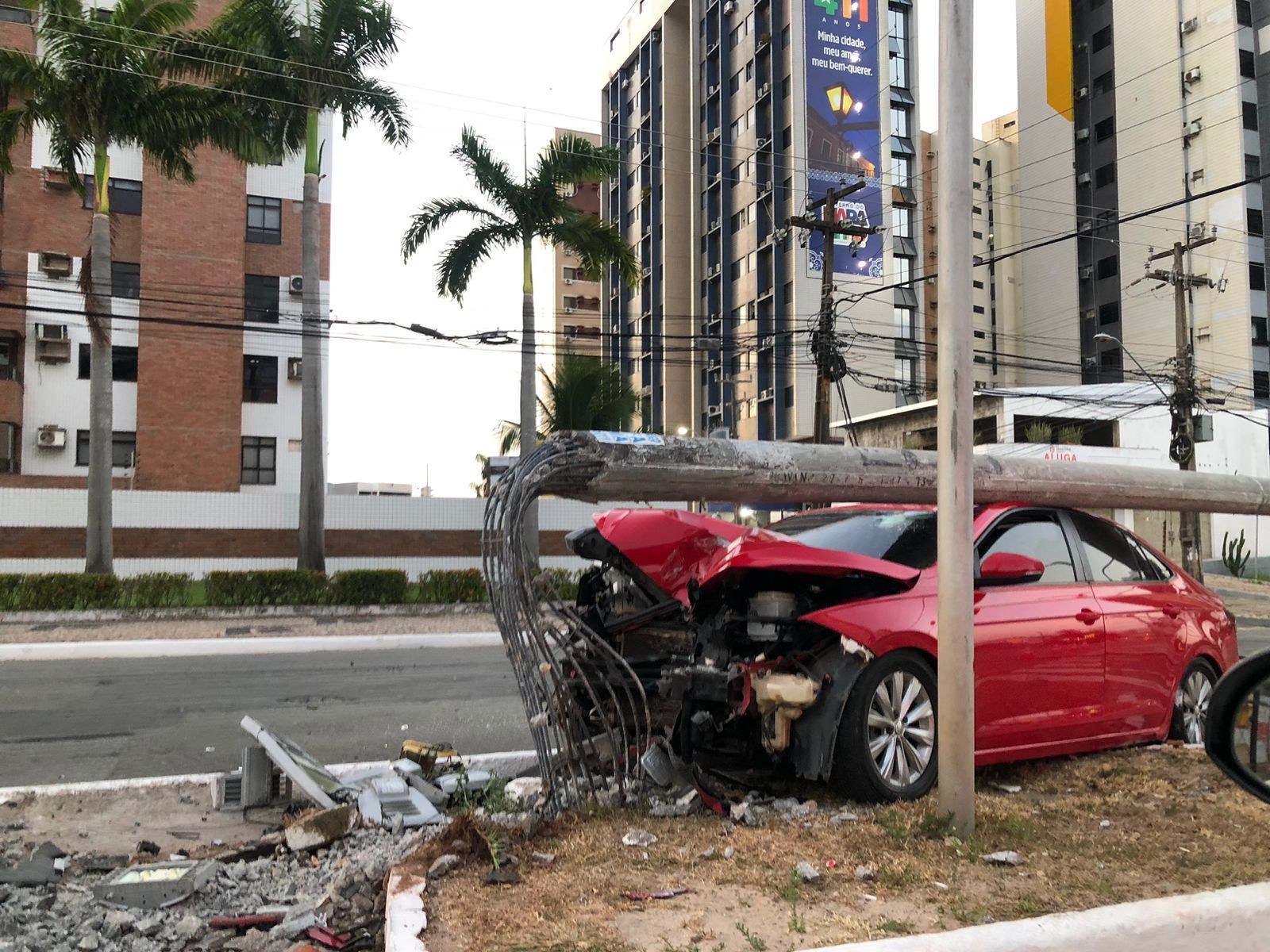 Veículo colide contra poste na Avenida dos Holandeses em São Luís