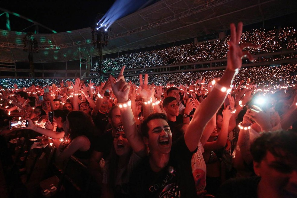 As pulseiras iluminadas do show do Coldplay — Foto: Lucas Tavares/Agência O Globo