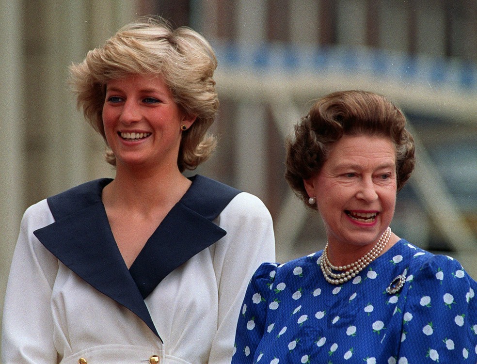 Em foto de agosto de 1987, princesa Diana é vista com a rainha Elizabeth II durante as comemorações pelo aniversário da rainha mãe — Foto: AP Photo/Martin Cleaver, File