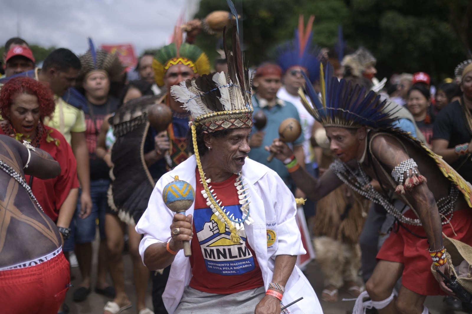 Grupos indígenas cantam e dançam na chegada à Esplanada dos Ministérios, para a posse de Lula — Foto: DOUGLAS MAGNO / AFP