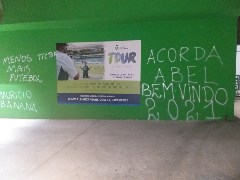 Muro do estdio do Palmeiras  pichado aps derrota para o So Paulo  Foto: Reproduo