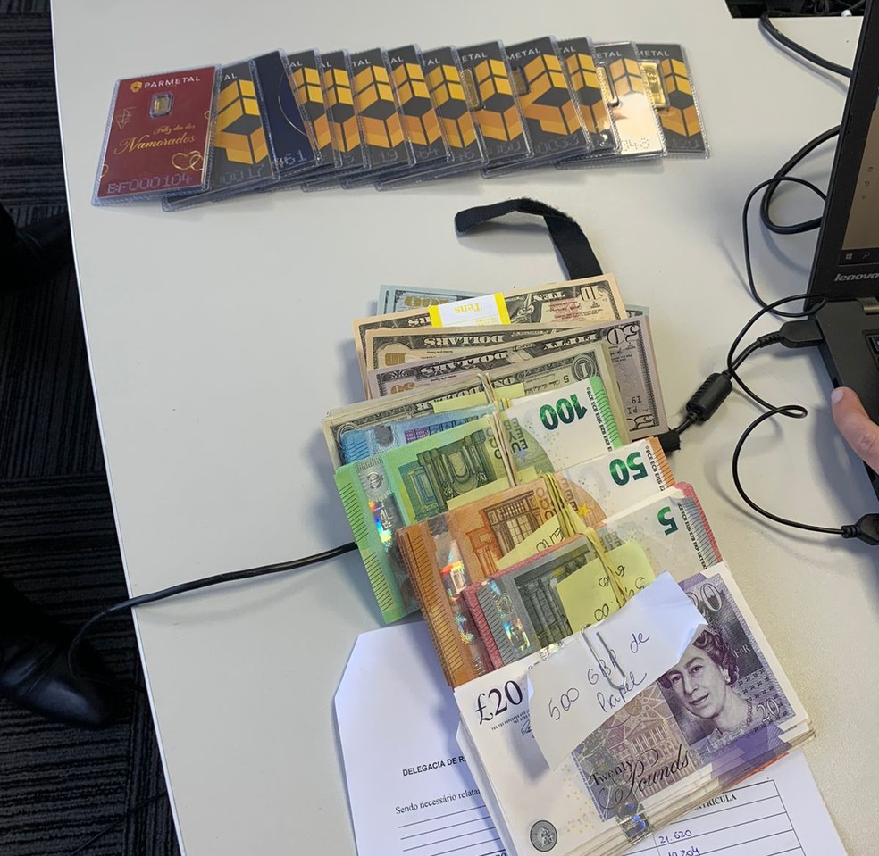 Dinheiro e objetos foram apreendidos durante a Operação Aerogold — Foto: PF/Divulgação