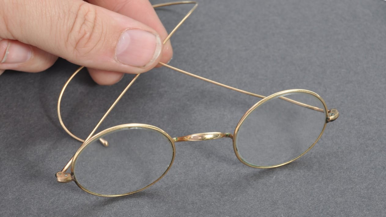 Os óculos deixados na caixa de correio do leiloeiro Andy Stowe e atribuídos a Gandhi (Foto: Divulgação)